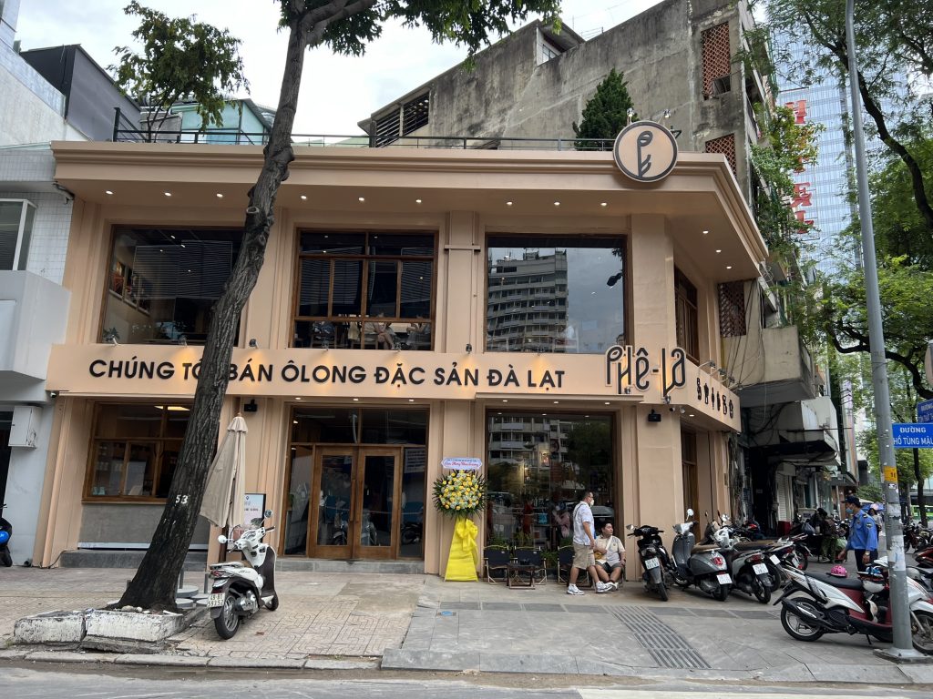 Mừng Phê La ra mắt cửa hàng đầu tiên tại Sài Gòn